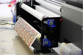 Система автоматической подачи и намотки материала располагаются с обратной стороны принтера