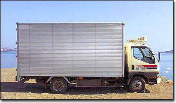 Внушительный и объемный кузов (L4.4 х W2.1 х H2.15 м) с мягкой внутренней обивкой для бережной перевозки всего спектра материалов
