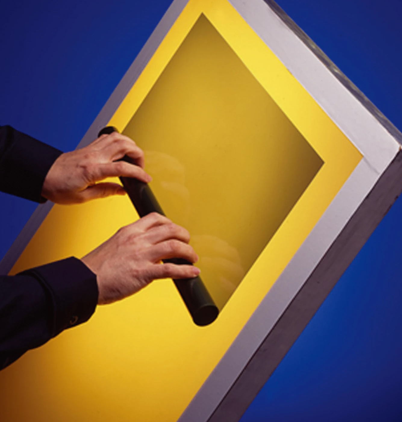 Очень важно аккуратно соблюдать технику нанесения на трафарет