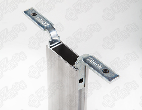 Отрезаем профиль нужной длины и вставляем в специальные пазы